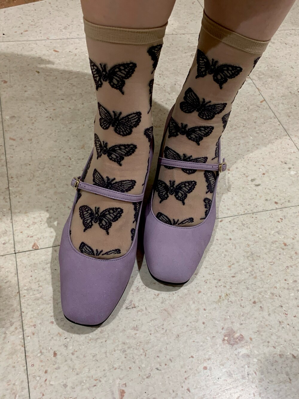 パープル系のパンプスを着用したレディースの秋コーディネートの2枚目の写真