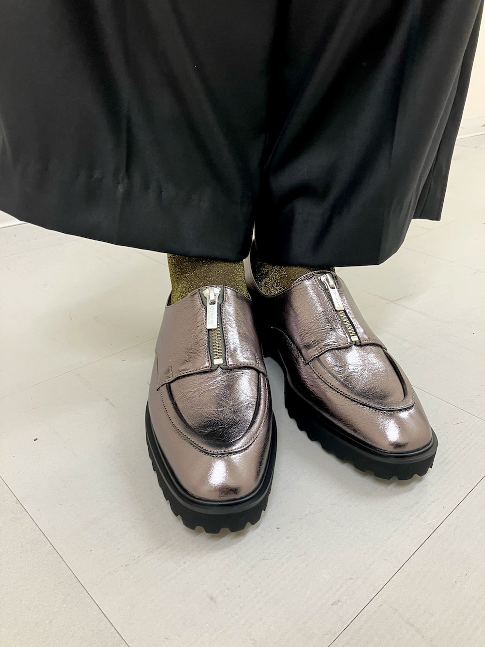 その他のドレスシューズを着用したレディースの秋コーディネートの2枚目の写真