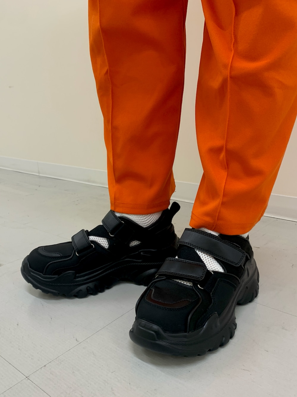 ブラック系のサンダルを着用したレディースの春コーディネートの2枚目の写真