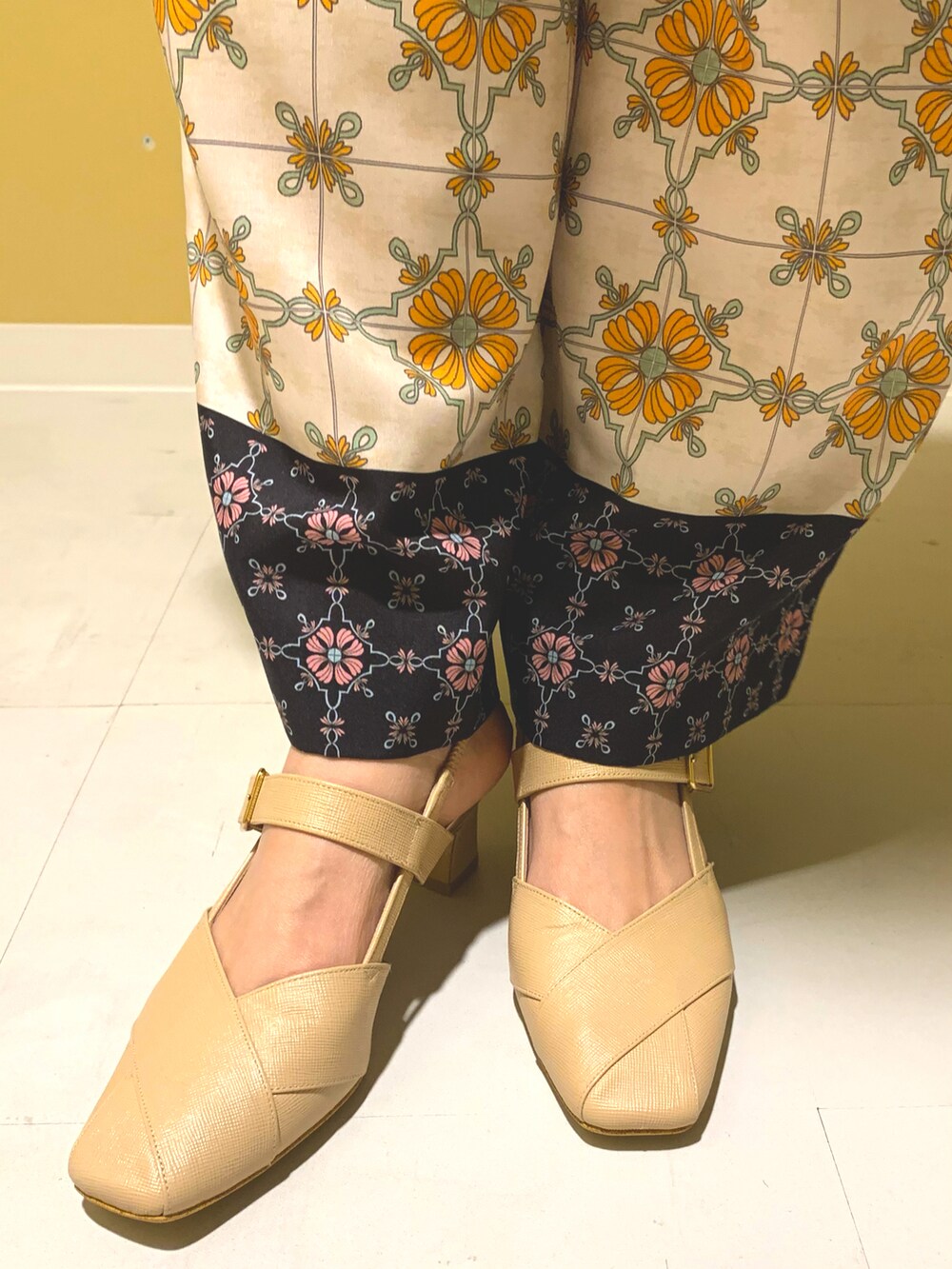 ベージュ系のパンプスを着用したレディースの春コーディネートの2枚目の写真