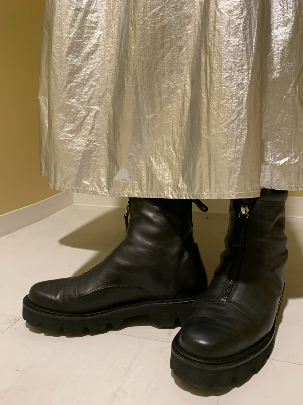 ブラック系のブーツを着用したレディースの秋コーディネートの3枚目の写真