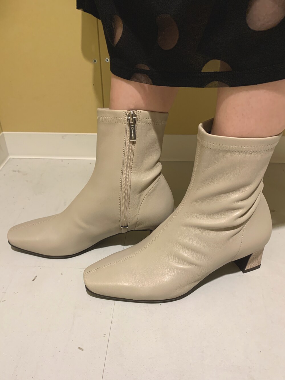 ホワイト系のブーツを着用したレディースの秋コーディネートの3枚目の写真