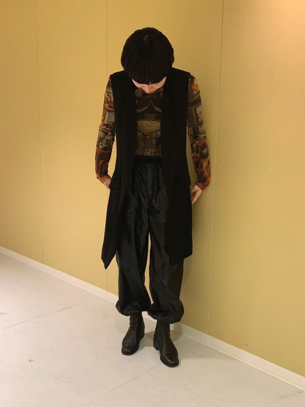 ブラック系のブーツを着用したレディースの秋コーディネートの2枚目の写真