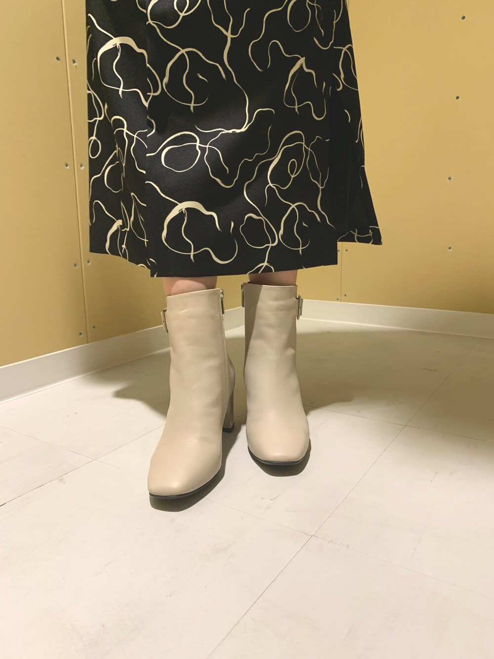 ホワイト系のブーツを着用したレディースの秋コーディネートの2枚目の写真