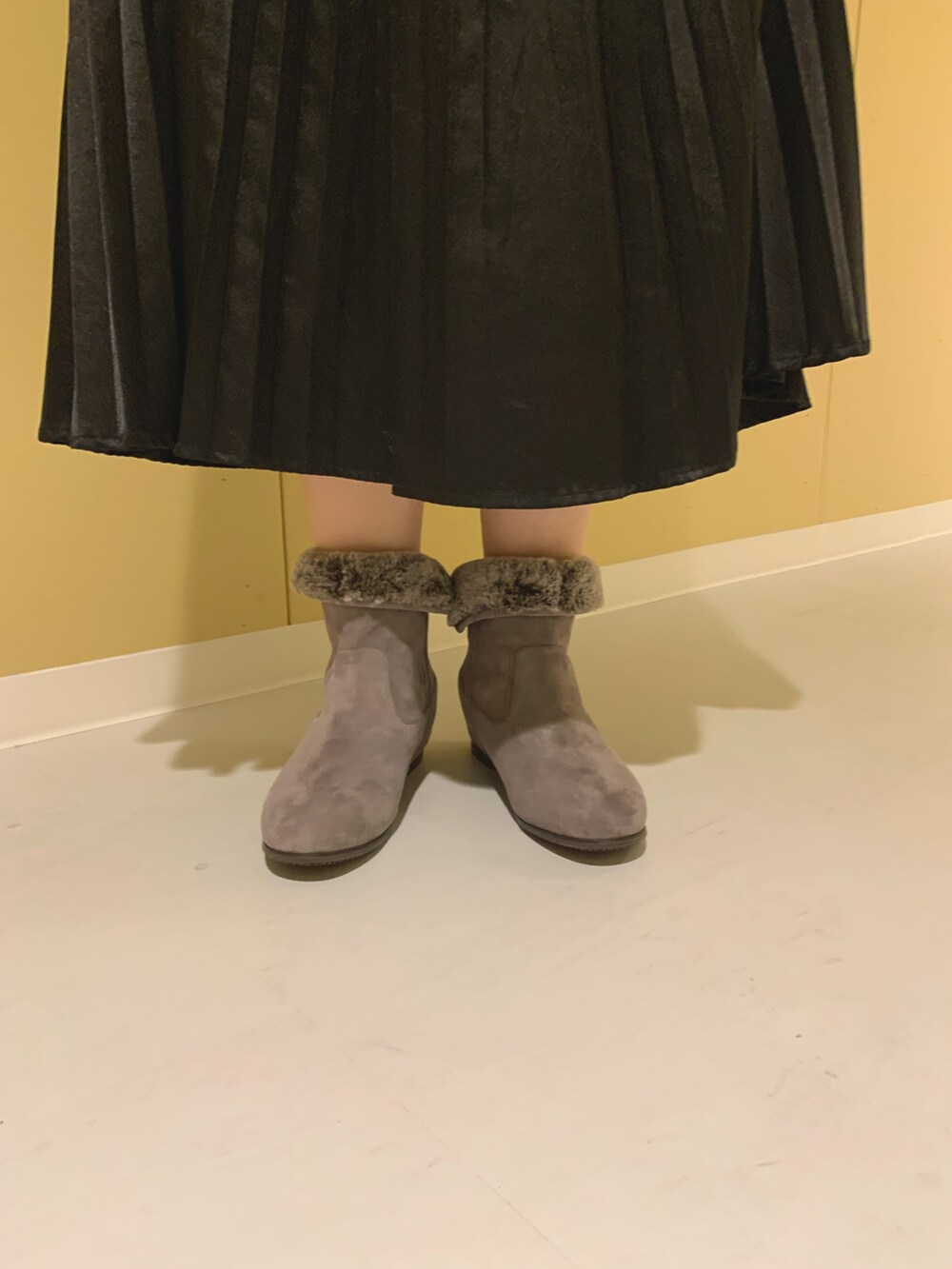 グレー系のブーツを着用したレディースの冬コーディネートの2枚目の写真