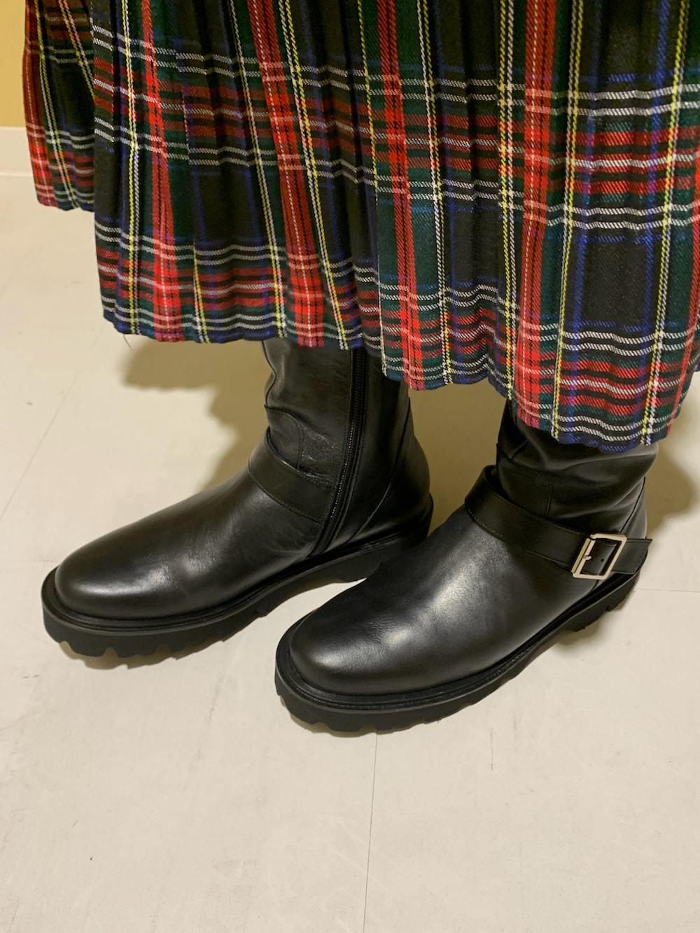 ブラック系のブーツを着用したレディースの秋コーディネートの2枚目の写真