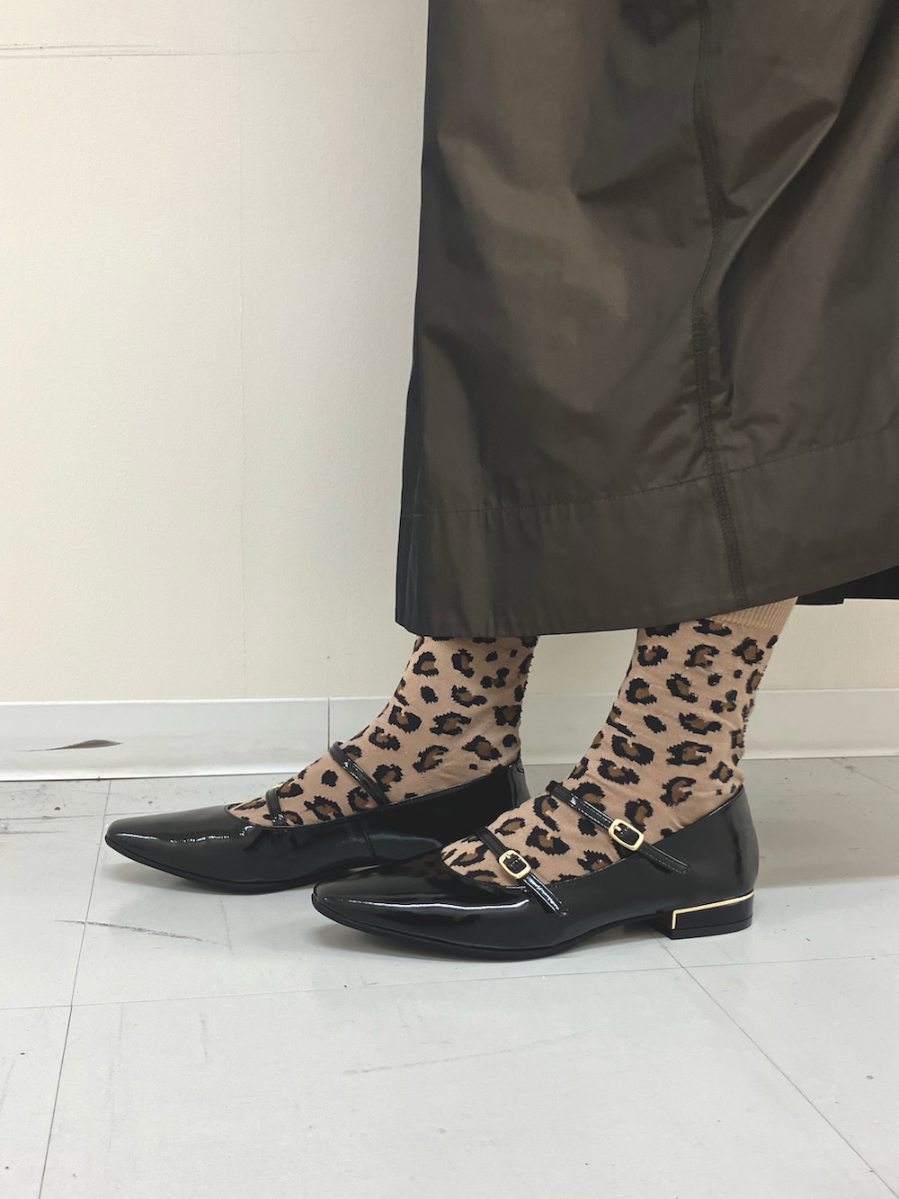 ブラック系のパンプスを着用したレディースの秋コーディネートの3枚目の写真