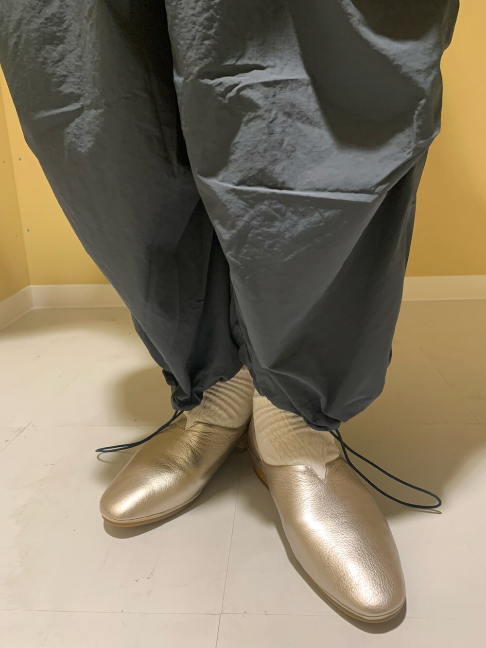 シルバー系のパンプスを着用したレディースの春コーディネートの2枚目の写真