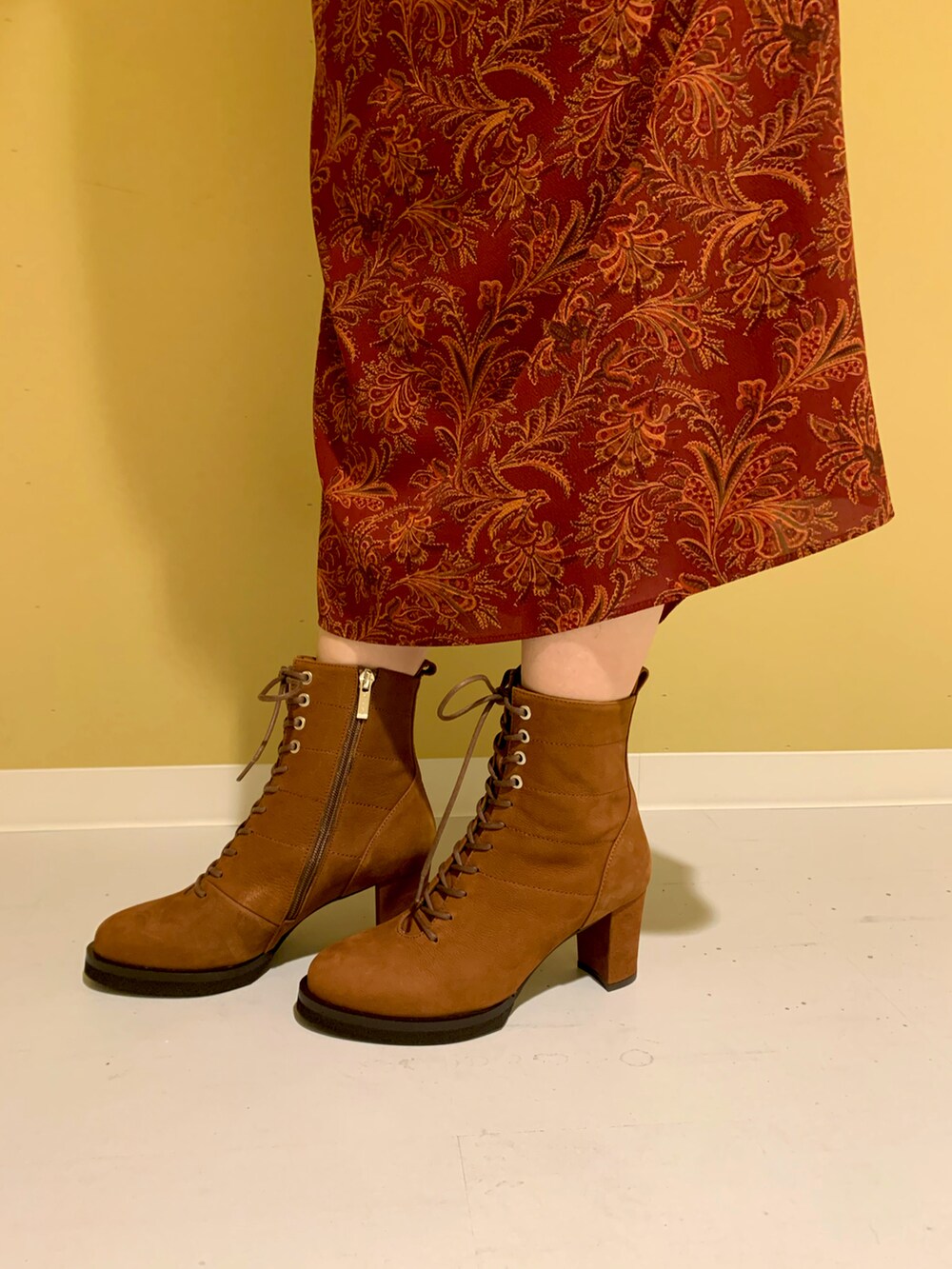 ブラウン系のブーツを着用したレディースの秋コーディネートの3枚目の写真