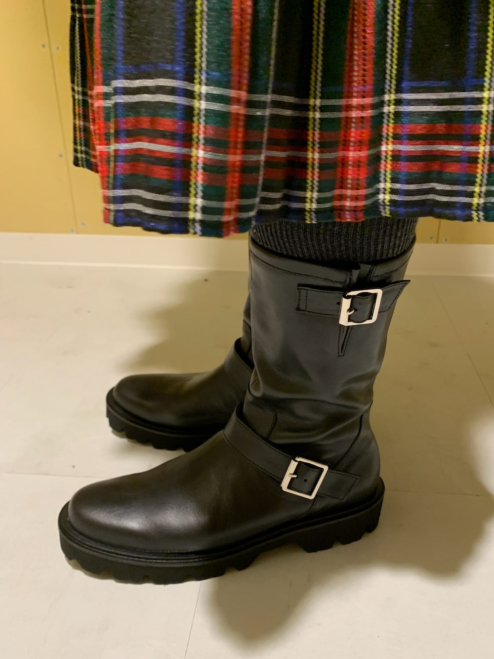 ブラック系のブーツを着用したレディースの秋コーディネートの3枚目の写真