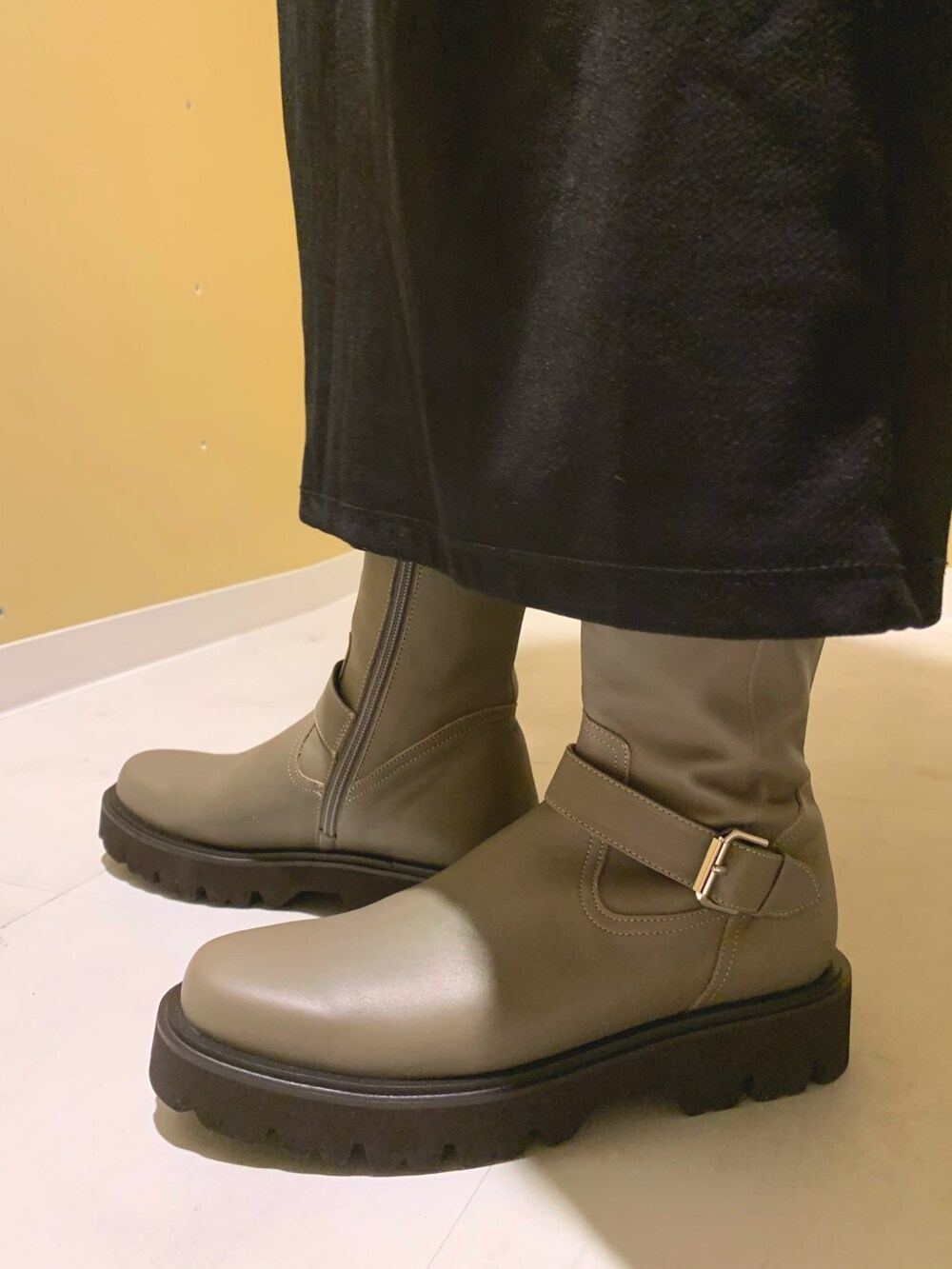 グリーン系のブーツを着用したレディースの冬コーディネートの2枚目の写真