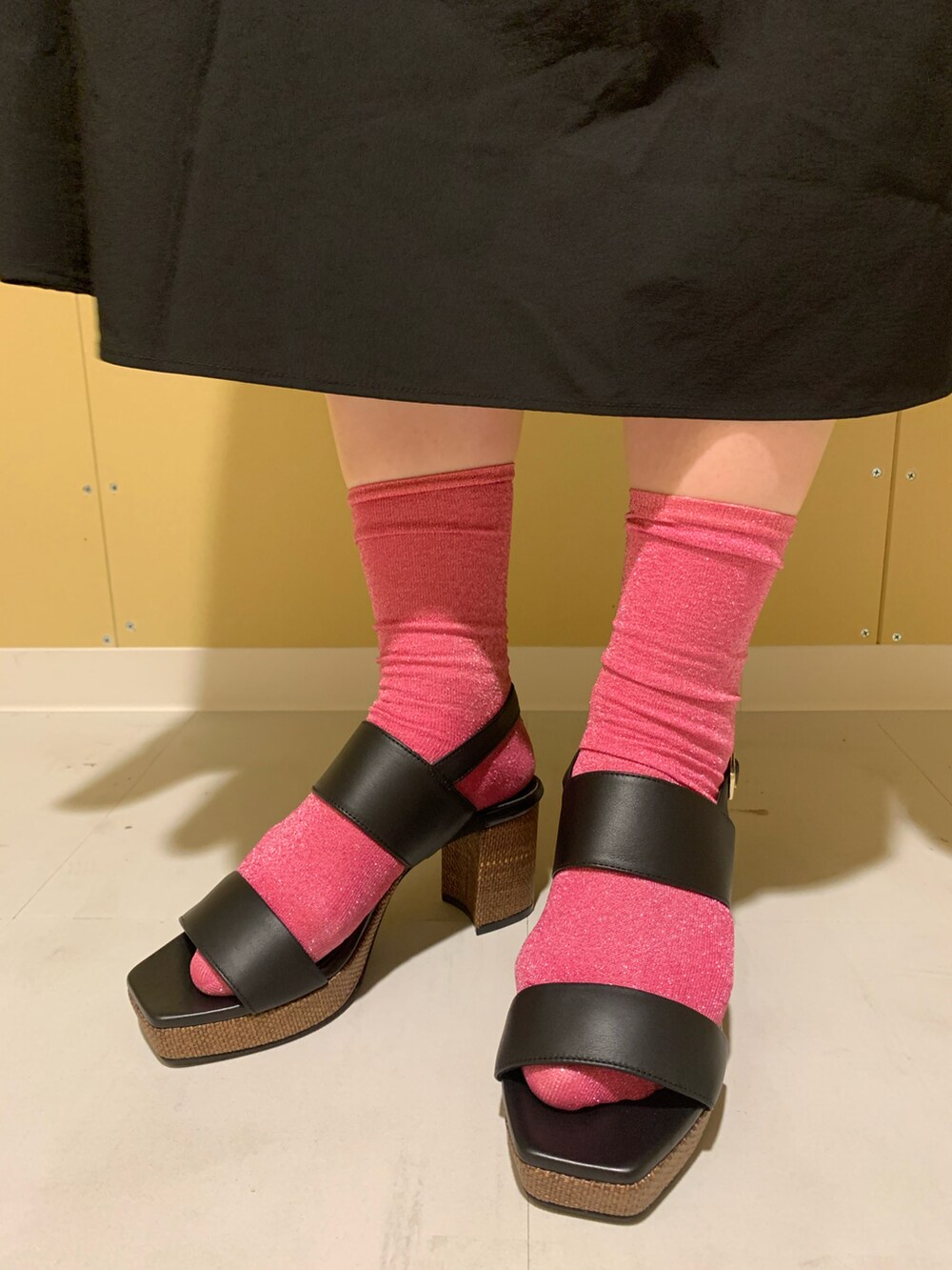 ブラック系のサンダルを着用したレディースの春コーディネートの2枚目の写真