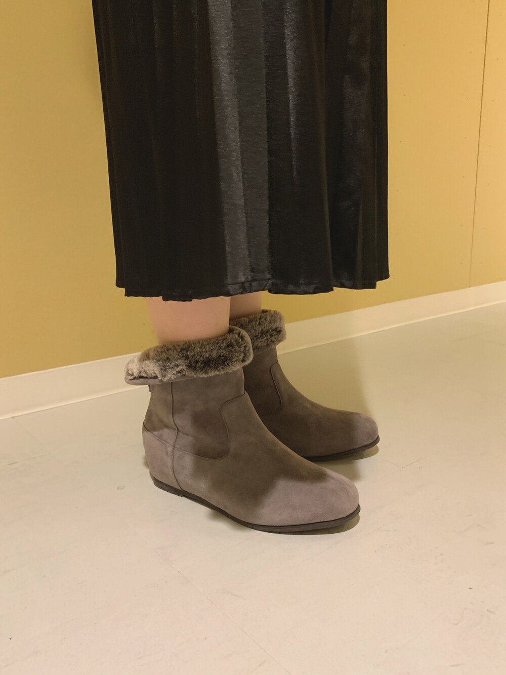 グレー系のブーツを着用したレディースの冬コーディネートの3枚目の写真