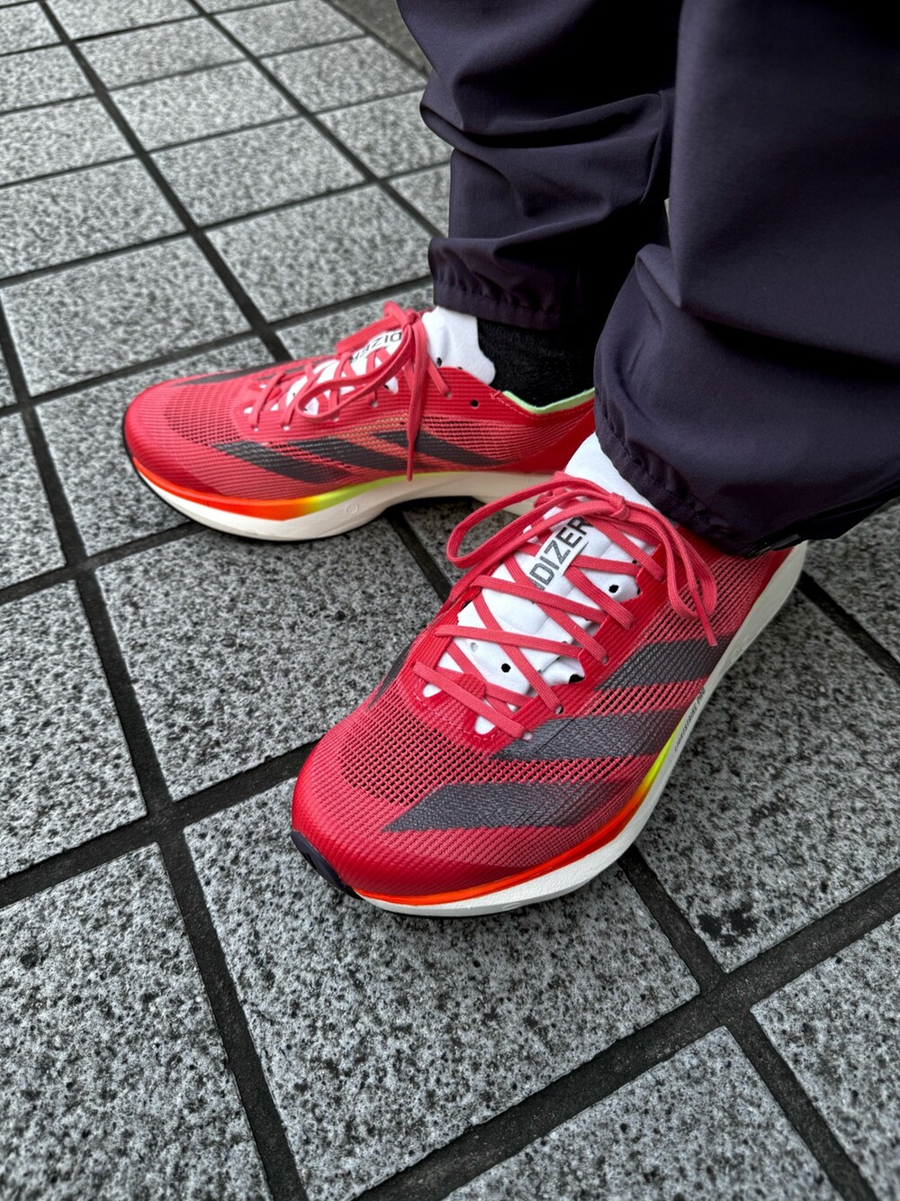 パープル系のパンツ、パープル系のジャケット/アウター、レッド系のシューズを着用したメンズの冬コーディネートの5枚目の写真