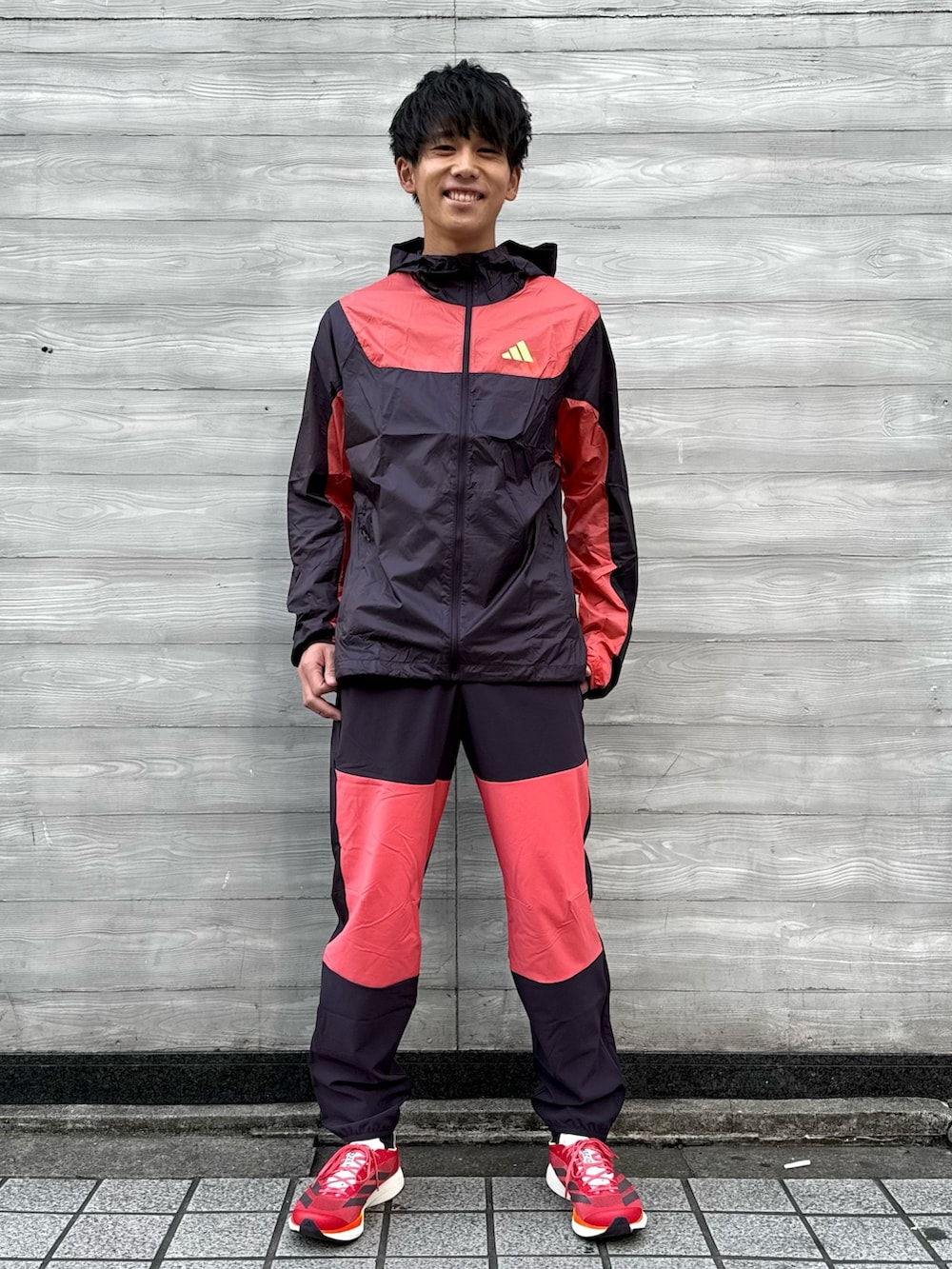 パープル系のパンツ、パープル系のジャケット/アウター、レッド系のシューズを着用したメンズの冬コーディネートの2枚目の写真