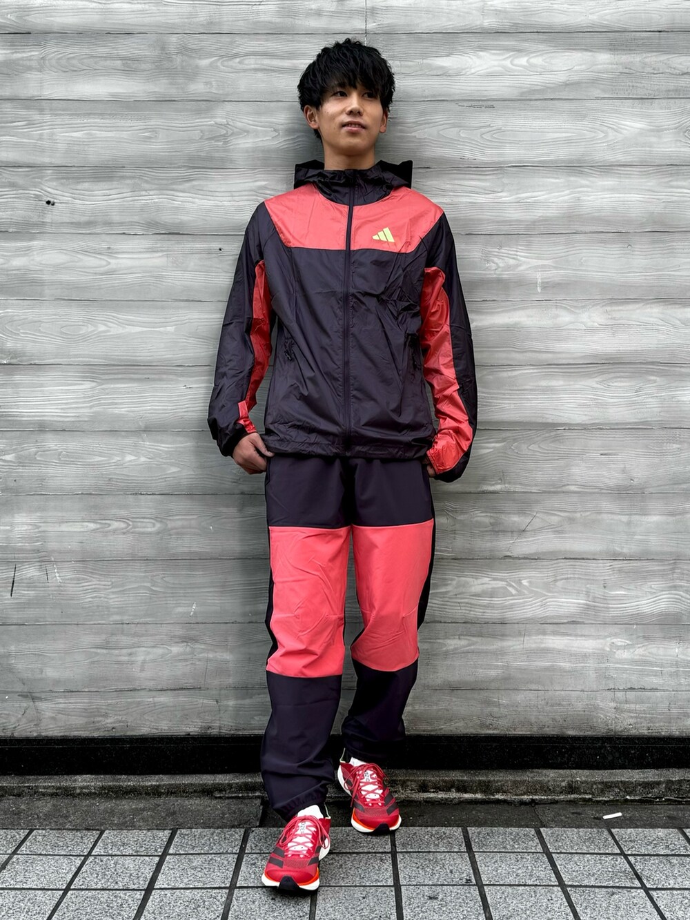 パープル系のパンツ、パープル系のジャケット/アウター、レッド系のシューズを着用したメンズの冬コーディネートの3枚目の写真