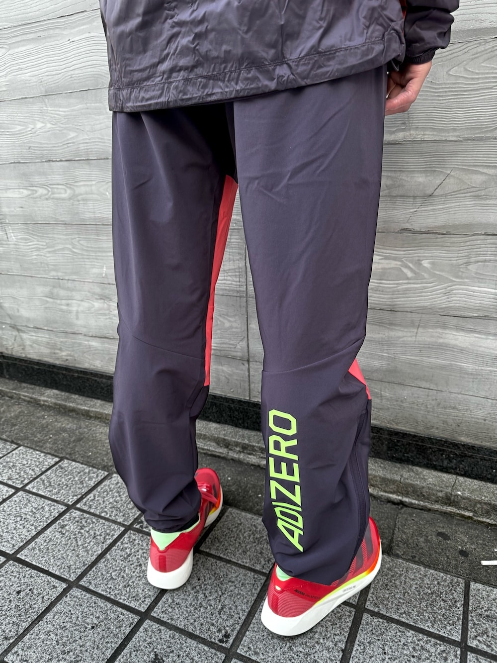 パープル系のパンツ、パープル系のジャケット/アウター、レッド系のシューズを着用したメンズの冬コーディネートの4枚目の写真