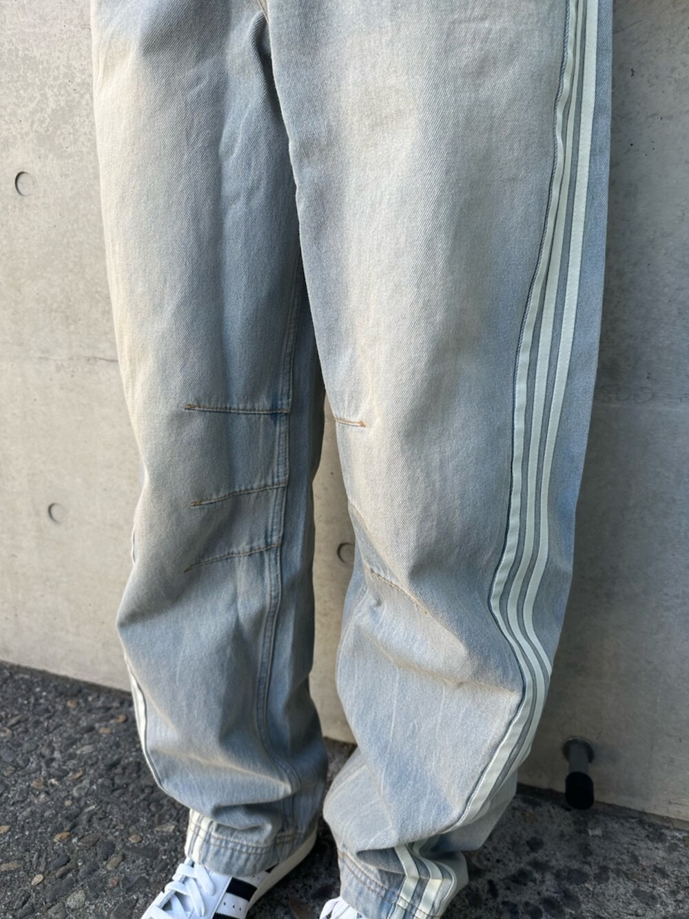 Adilenium シーズン 3 バナナフィット ウォッシュドデニムパンツ