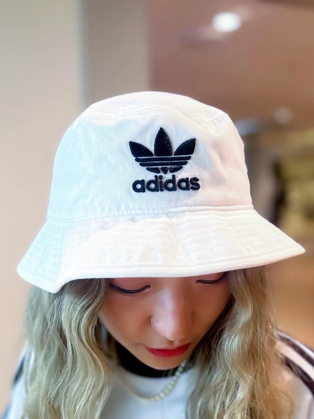 ホワイト系のTシャツ/カットソー、ブラック系のスカート、パープル系のスニーカーを着用したレディースの春コーディネートの7枚目の写真