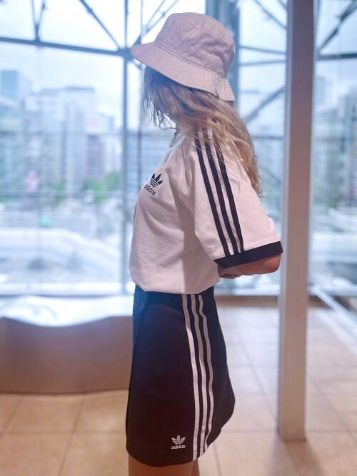 adidasのハットを使った「ミニスカート」の人気ファッション