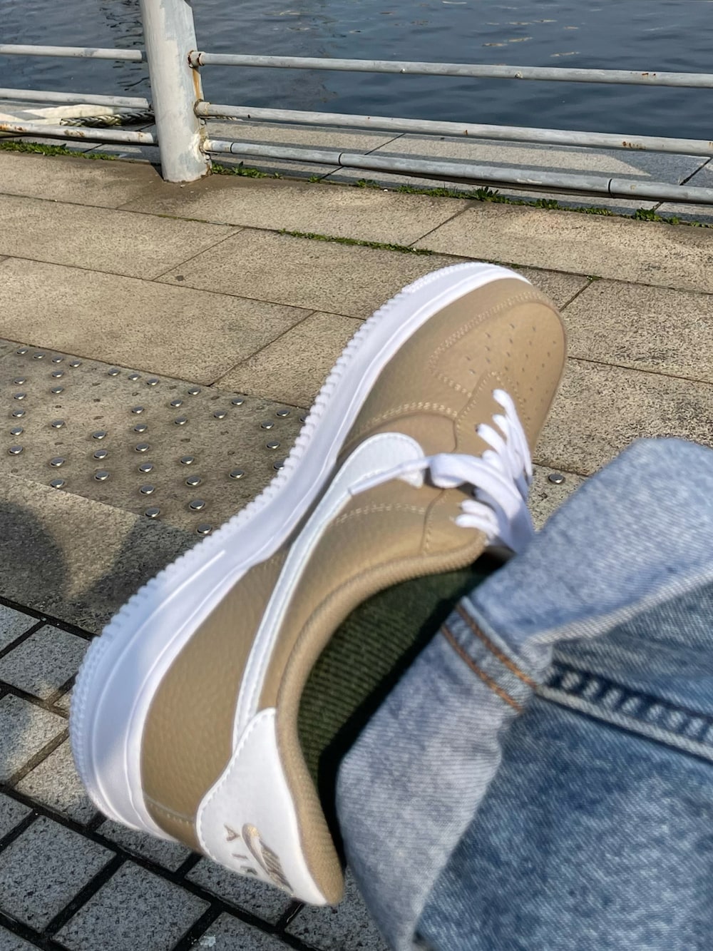 ブルー系のデニムパンツ、ベージュ系のスニーカー、その他のシャツ/ブラウスを着用したメンズの春コーディネートの2枚目の写真