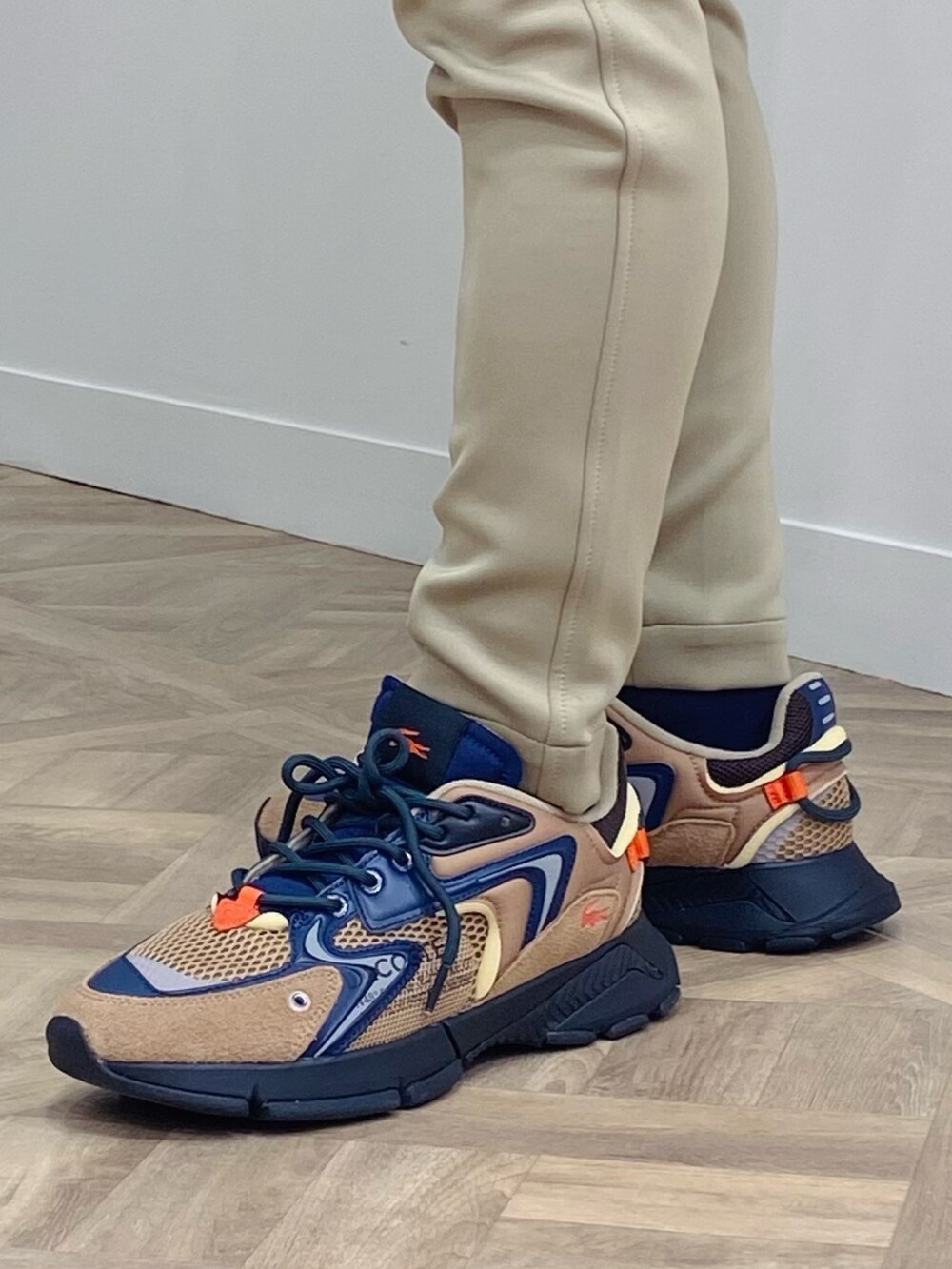 「ラコステ、デニムシャツ、ストレッチパンツ、スニーカー」｜「LACOSTEのアシンメトリーモノグラムデニムシャツ（シャツ/ブラウス、ブルー系）」を使った、maaashiiiiiiさん（メンズ・167cm）の秋コーディネートの5枚目の写真