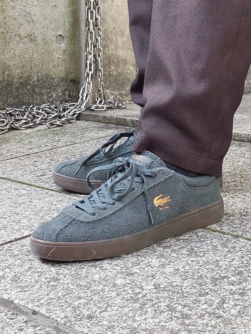 「LACOSTE、ラコステ、パーカー、スニーカー、ショルダーバッグ」｜「LACOSTEのフランネルジップフーディー / 裏起毛ジップアップパーカー（パーカー、グレー系）」を使った、maaashiiiiiiさん（メンズ・167cm）の冬コーディネートの5枚目の写真