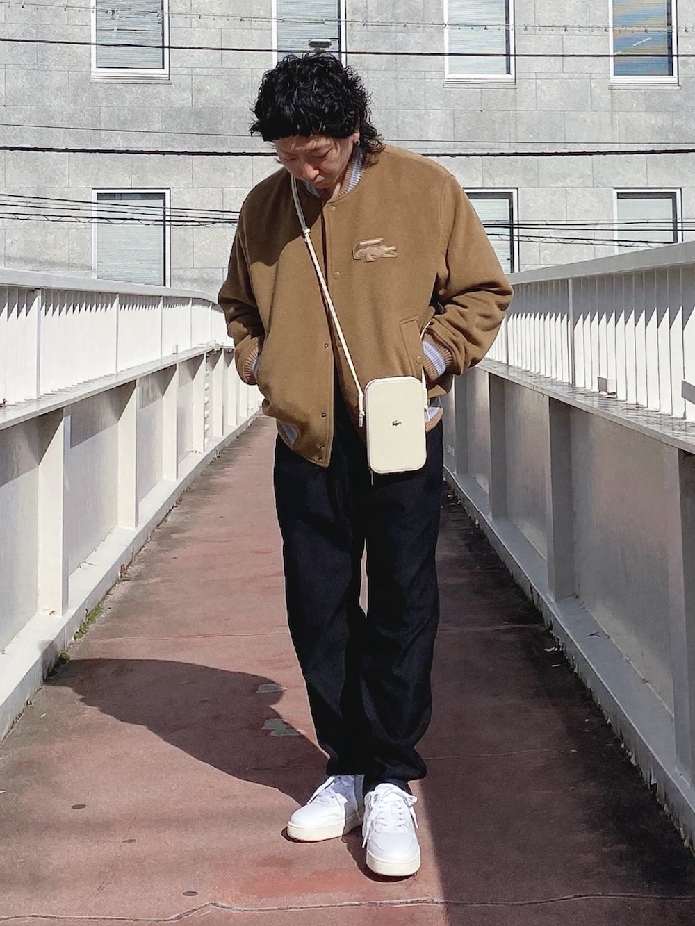 「ラコステ、LACOSTE、ジャケット、スニーカー、スマホポーチ」｜「LACOSTEの裏地キルティング ウールバーシティジャケット / スタジャン（ブルゾン、ブラウン系）」を使った、maaashiiiiiiさん（メンズ・167cm）の冬コーディネートの2枚目の写真