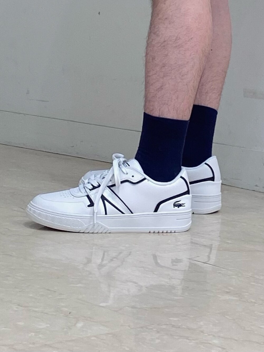 「ラコステ、ポロシャツ、ショートパンツ、ハーフパンツ、スニーカー、スニーカーコーデ、ブラックコーデ」｜「LACOSTEの80sリバイバルポケットポロシャツ（ポロシャツ、ブラック系）」を使った、maaashiiiiiiさん（メンズ・167cm）の夏コーディネートの5枚目の写真