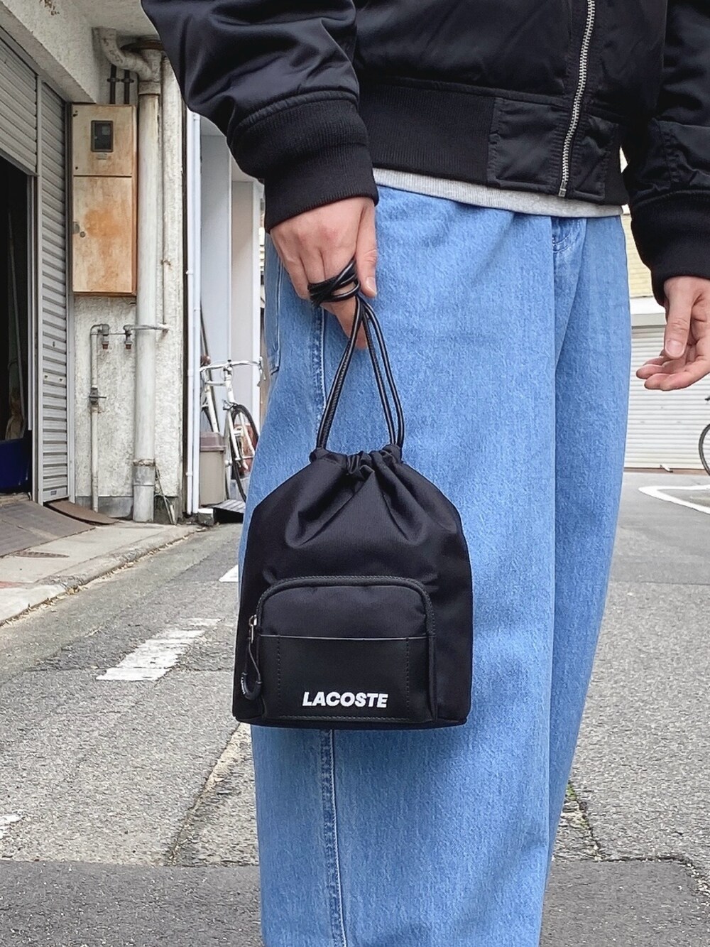 「ラコステ、LACOSTE、ボンバージャケット、MA-1、ワイドデニム、マフラー、スニーカー、巾着ポーチ」｜「LACOSTEのモノグラムジャカードマフラー（マフラー、ブラック系）」を使った、maaashiiiiiiさん（メンズ・167cm）の冬コーディネートの5枚目の写真