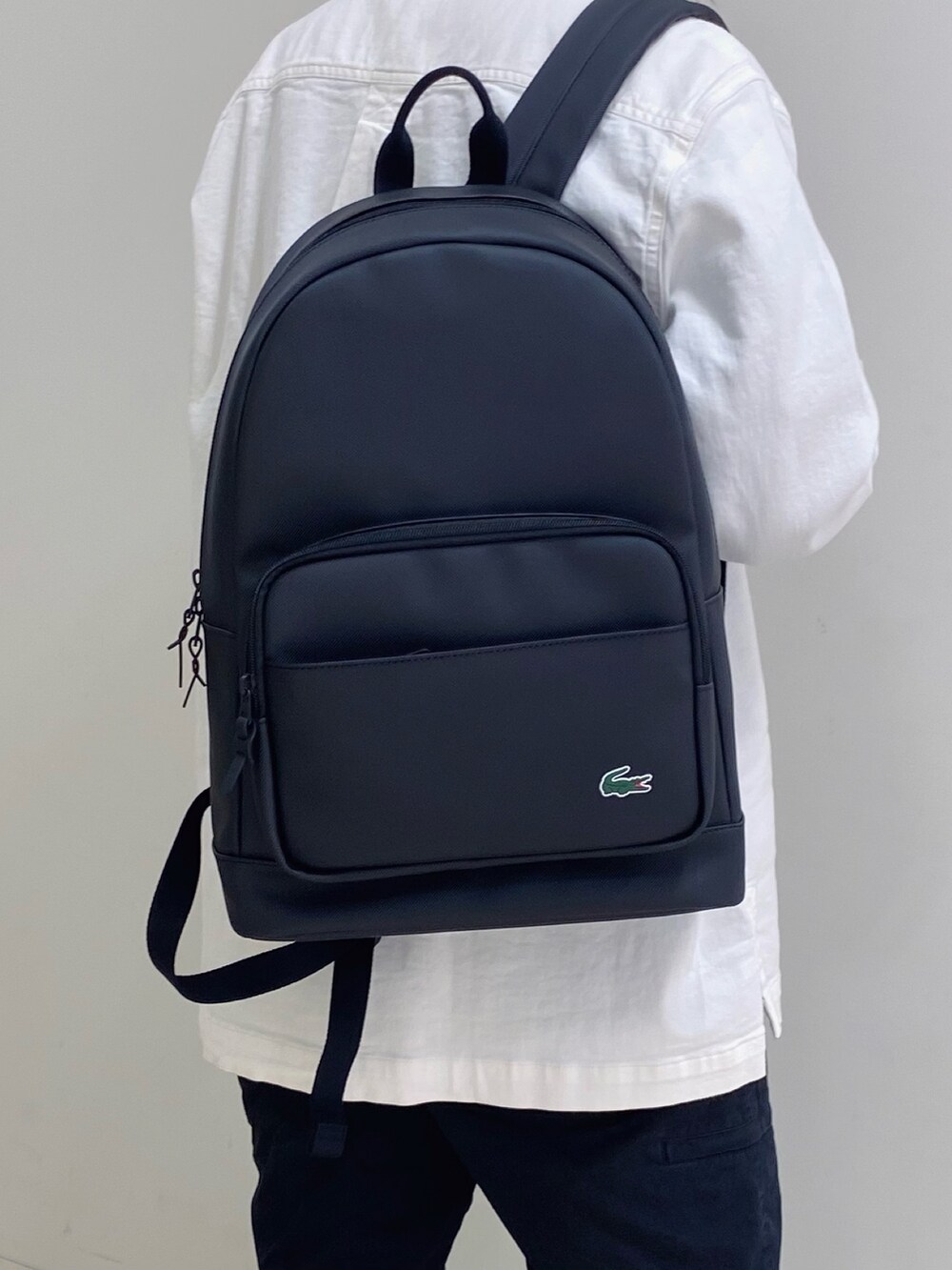 「ラコステ、シャツスタイル、シャツ、ショーツ、ショートパンツ、スニーカー、スニーカーコーデ、バックパック」｜「LACOSTEのストレッチデニムシャツジャケット（シャツ/ブラウス、ホワイト系）」を使った、maaashiiiiiiさん（メンズ・167cm）の夏コーディネートの5枚目の写真