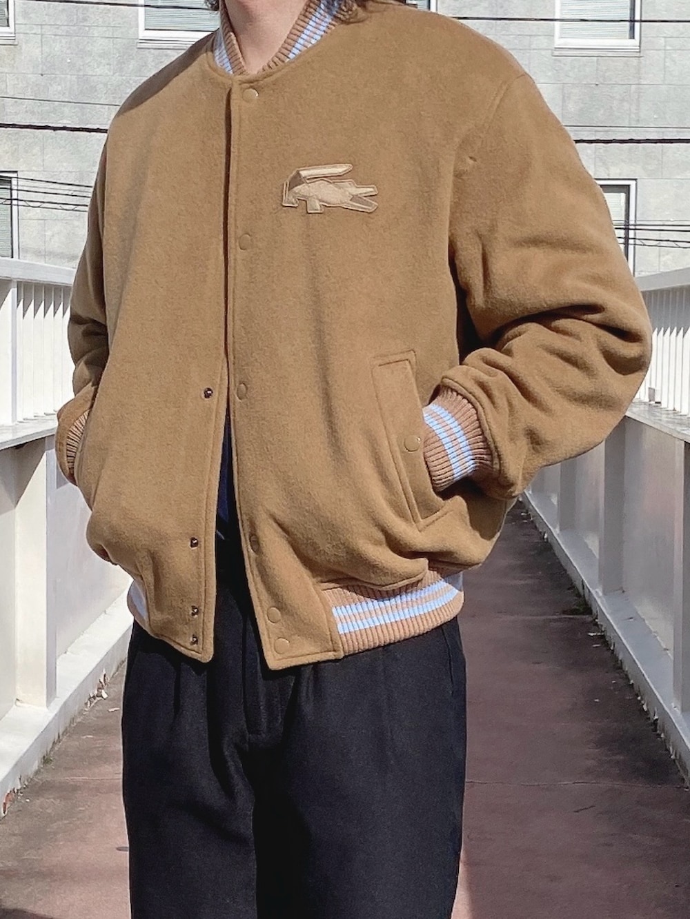 「ラコステ、LACOSTE、ジャケット、スニーカー、スマホポーチ」｜「LACOSTEの裏地キルティング ウールバーシティジャケット / スタジャン（ブルゾン、ブラウン系）」を使った、maaashiiiiiiさん（メンズ・167cm）の冬コーディネートの3枚目の写真