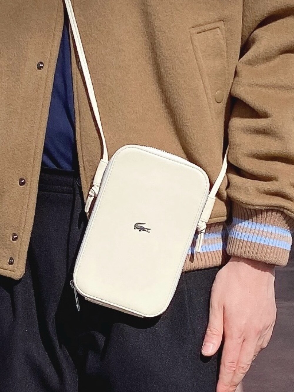 「ラコステ、LACOSTE、ジャケット、スニーカー、スマホポーチ」｜「LACOSTEの裏地キルティング ウールバーシティジャケット / スタジャン（ブルゾン、ブラウン系）」を使った、maaashiiiiiiさん（メンズ・167cm）の冬コーディネートの4枚目の写真