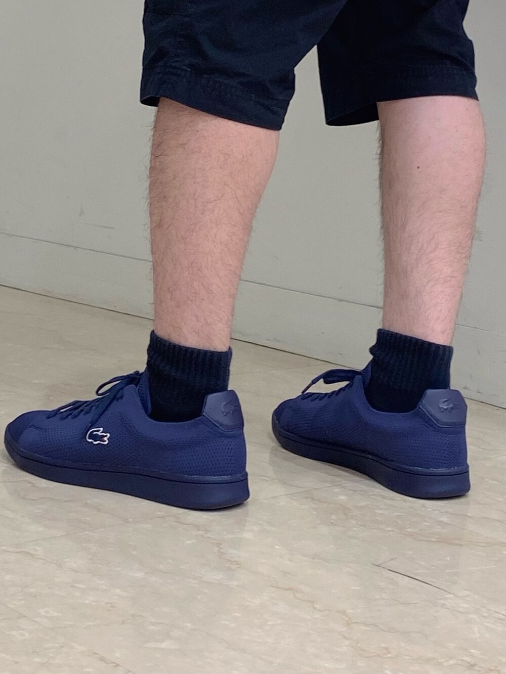 「ラコステ、シャツスタイル、シャツ、ショーツ、ショートパンツ、スニーカー、スニーカーコーデ、バックパック」｜「LACOSTEのストレッチデニムシャツジャケット（シャツ/ブラウス、ホワイト系）」を使った、maaashiiiiiiさん（メンズ・167cm）の夏コーディネートの6枚目の写真