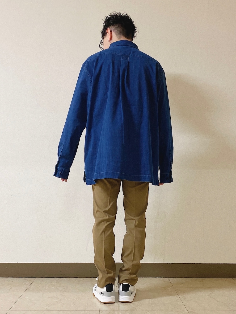 「春コーデ、デニムシャツ、スラックス、スニーカー、ラコステ」｜「LACOSTEのストレッチデニムシャツジャケット（シャツ/ブラウス、ブルー系）」を使った、maaashiiiiiiさん（メンズ・167cm）の春コーディネートの2枚目の写真