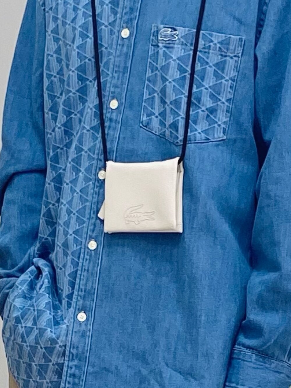 「ラコステ、デニムシャツ、ストレッチパンツ、スニーカー」｜「LACOSTEのアシンメトリーモノグラムデニムシャツ（シャツ/ブラウス、ブルー系）」を使った、maaashiiiiiiさん（メンズ・167cm）の秋コーディネートの3枚目の写真