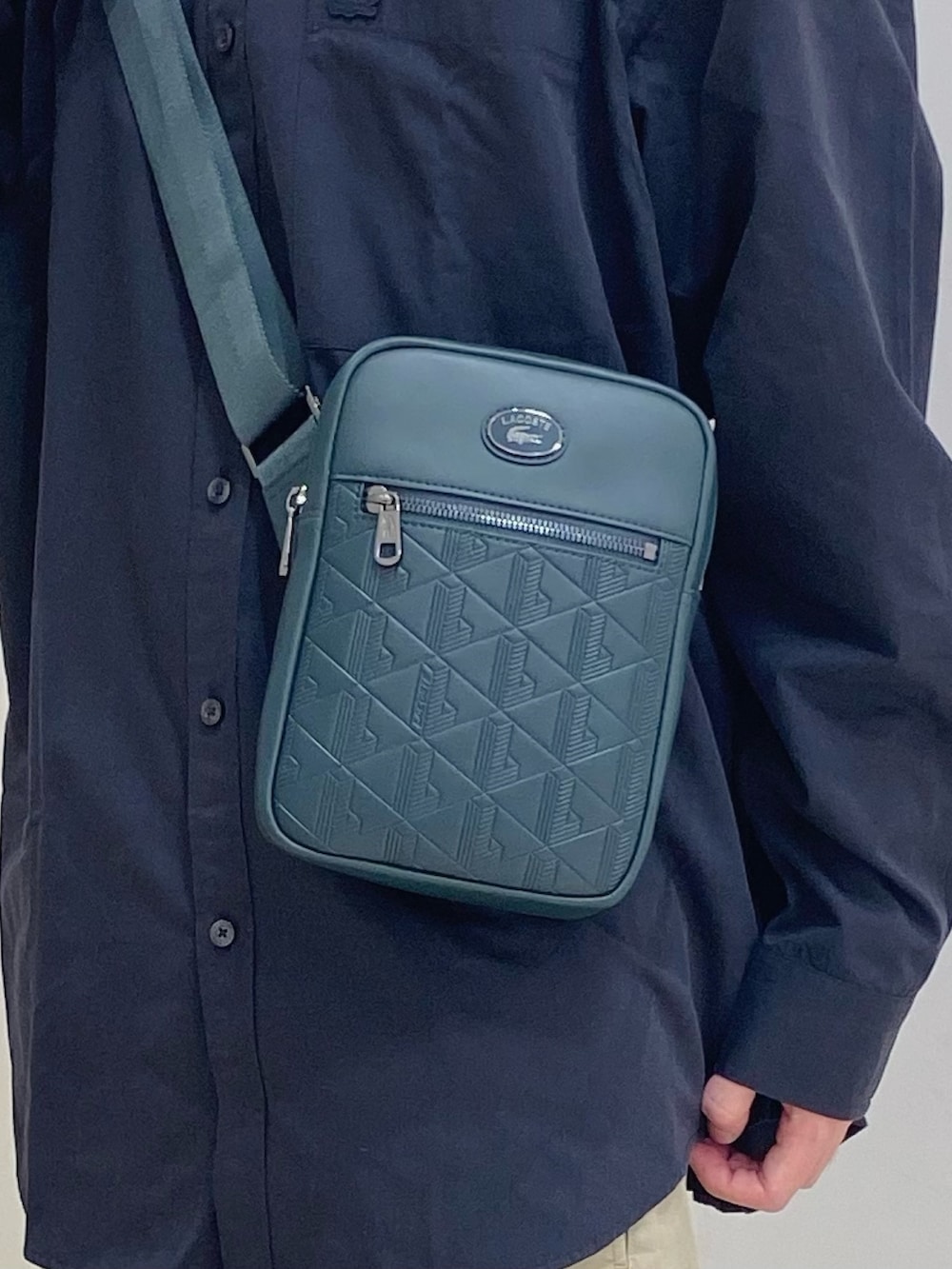 「ラコステ、ノーカラーシャツ、スニーカー、ショルダーバッグ」｜「LACOSTEのスタンドカラーシャツ（シャツ/ブラウス、ブラック系）」を使った、maaashiiiiiiさん（メンズ・167cm）の夏コーディネートの3枚目の写真