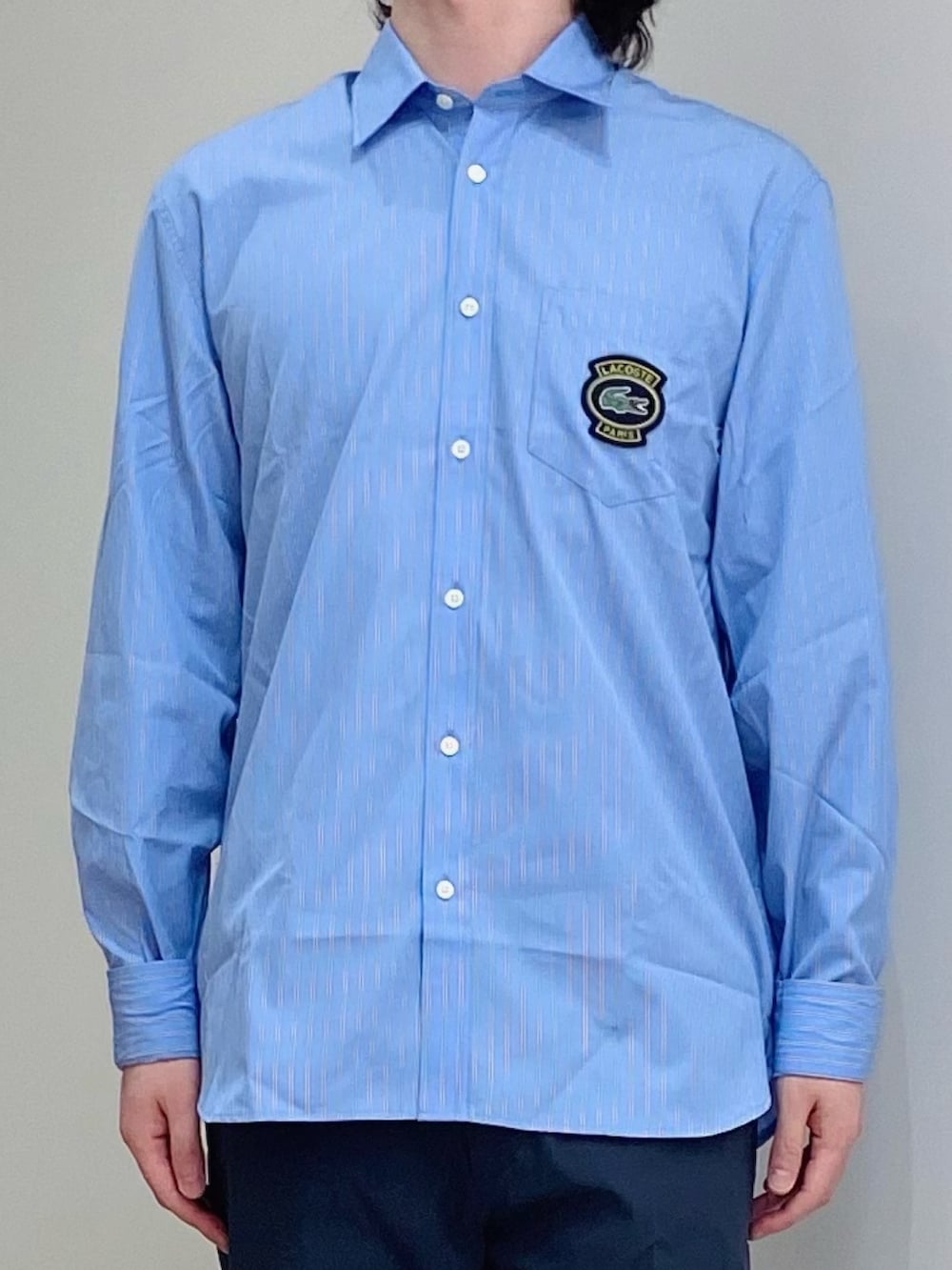 「LACOSTE、ラコステ、ストライプシャツ、スラックス、スニーカー」｜「LACOSTEのメンズ CARNABY PIQUEE 124 1 SMA 鹿の子 スニーカー（スニーカー、ベージュ系）」を使った、maaashiiiiiiさん（メンズ・167cm）の春コーディネートの3枚目の写真