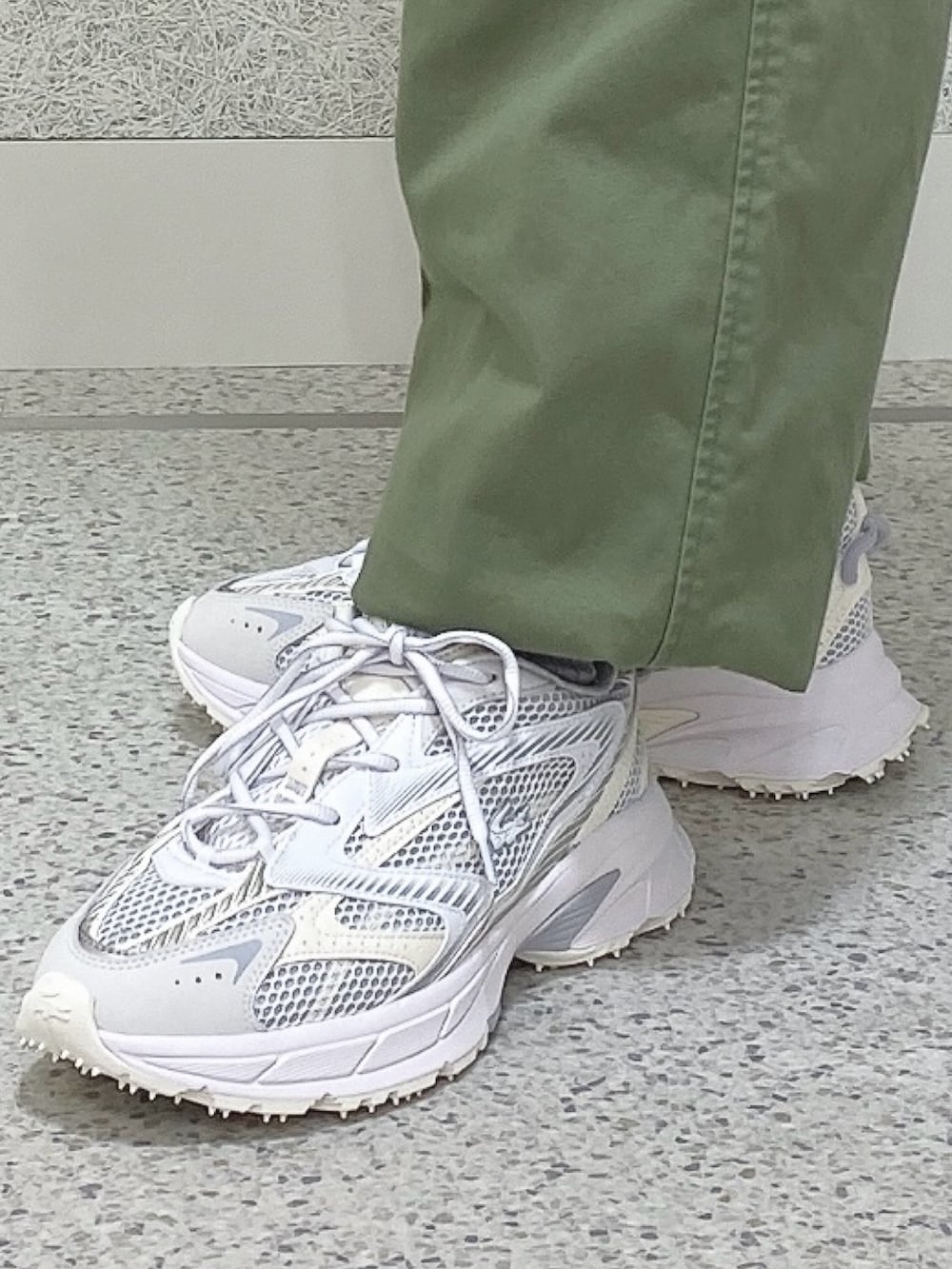 「LACOSTE、ラコステ、ナイロンジャケット、スニーカー」｜「LACOSTEの撥水ストレッチ 中綿入りシャツジャケット（シャツ/ブラウス、ブルー系）」を使った、maaashiiiiiiさん（メンズ・167cm）の春コーディネートの5枚目の写真
