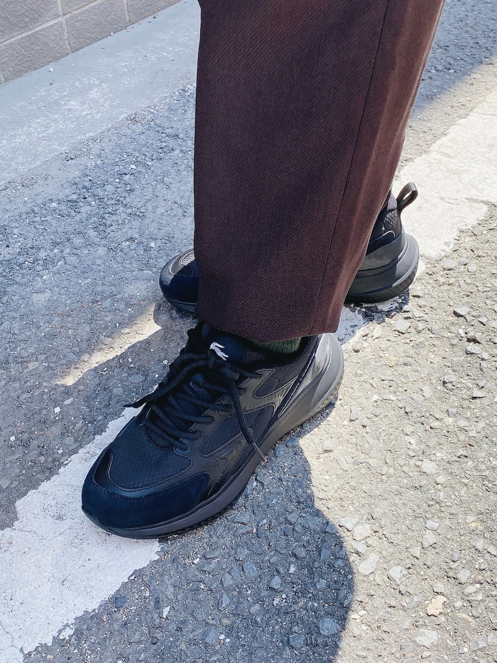 「LACOSTE、ラコステ、シャツスタイル、スニーカー」｜「LACOSTEのメンズ L003 EVO 124 3 SMA（スニーカー、ブラック系）」を使った、maaashiiiiiiさん（メンズ・167cm）の秋コーディネートの5枚目の写真