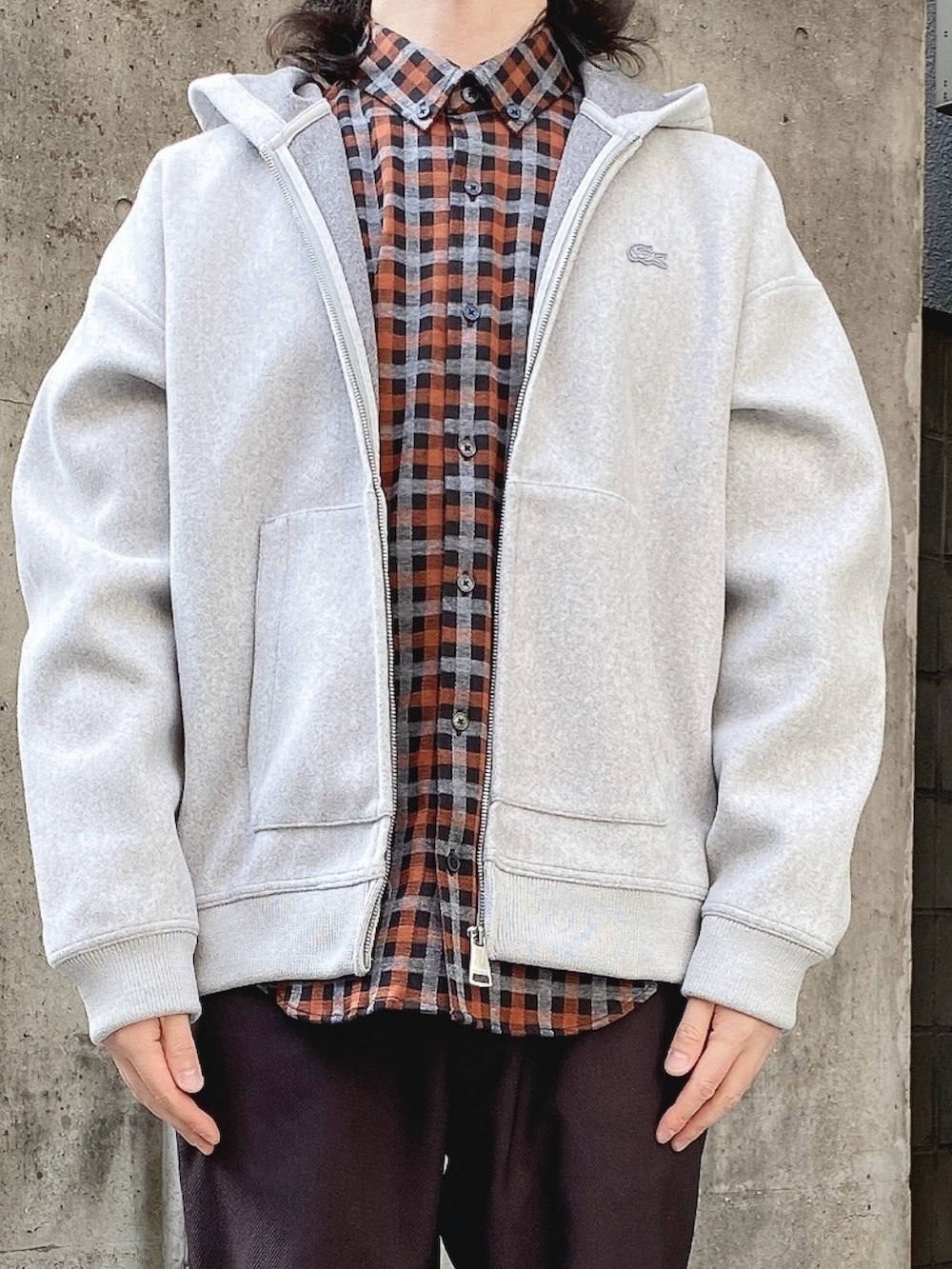 「LACOSTE、ラコステ、パーカー、スニーカー、ショルダーバッグ」｜「LACOSTEのフランネルジップフーディー / 裏起毛ジップアップパーカー（パーカー、グレー系）」を使った、maaashiiiiiiさん（メンズ・167cm）の冬コーディネートの4枚目の写真