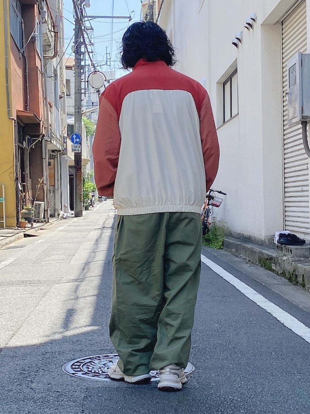 「ラコステ、LACOSTE、ナイロンジャケット、スニーカー」｜「LACOSTEのトリコカラーリング撥水トラックジャケット（ナイロンジャケット、レッド系）」を使った、maaashiiiiiiさん（メンズ・167cm）の春コーディネートの3枚目の写真
