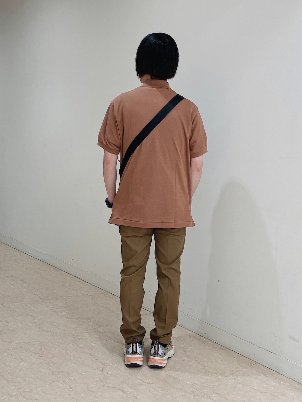 「ポロシャツ、スラックス、ニットカーディガン、スニーカー、ショルダーバッグ、茶色コーデ、ラコステ」｜「LACOSTEのメンズ ODYSSA 123 1 SMA（スニーカー、グリーン系）」を使った、maaashiiiiiiさん（メンズ・167cm）の春コーディネートの4枚目の写真