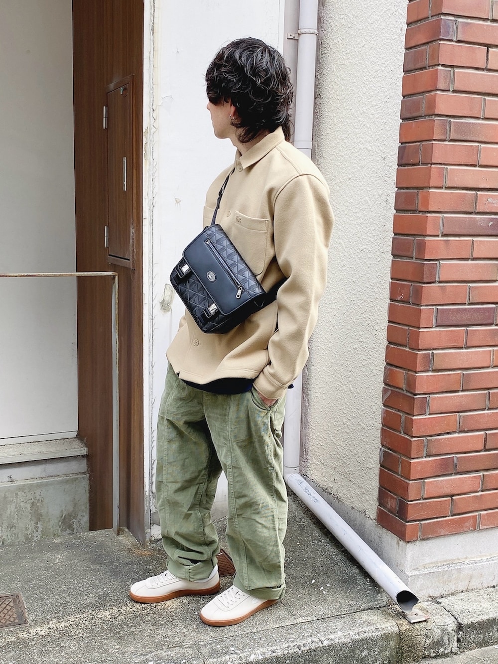 「ラコステ、LACOSTE、フランネルシャツ、コーデュロイパンツ、スニーカー、メッセンジャーバッグ」｜「LACOSTEのテクニカルフランネルシャツ（シャツ/ブラウス、ベージュ系）」を使った、maaashiiiiiiさん（メンズ・167cm）の冬コーディネートの2枚目の写真