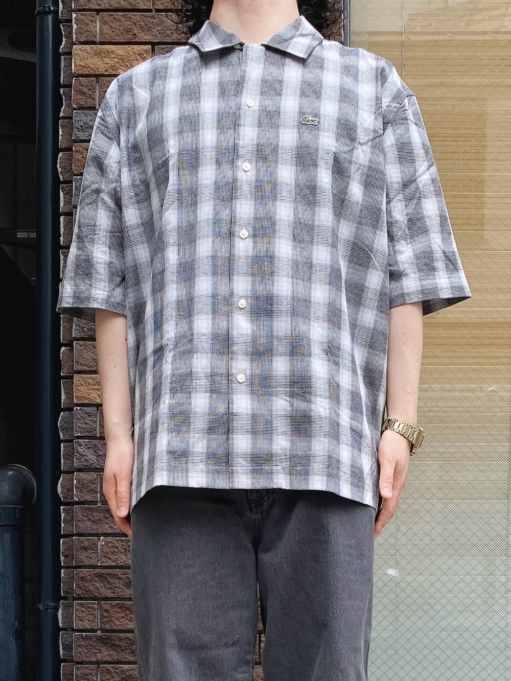 「ラコステ、LACOSTE、チェックシャツ、デニム、デニムパンツ、白スニーカー」｜「LACOSTEのリネンブレンドオープンカラーオンブレチェックシャツ（シャツ/ブラウス、グレー系）」を使った、maaashiiiiiiさん（メンズ・167cm）の夏コーディネートの4枚目の写真