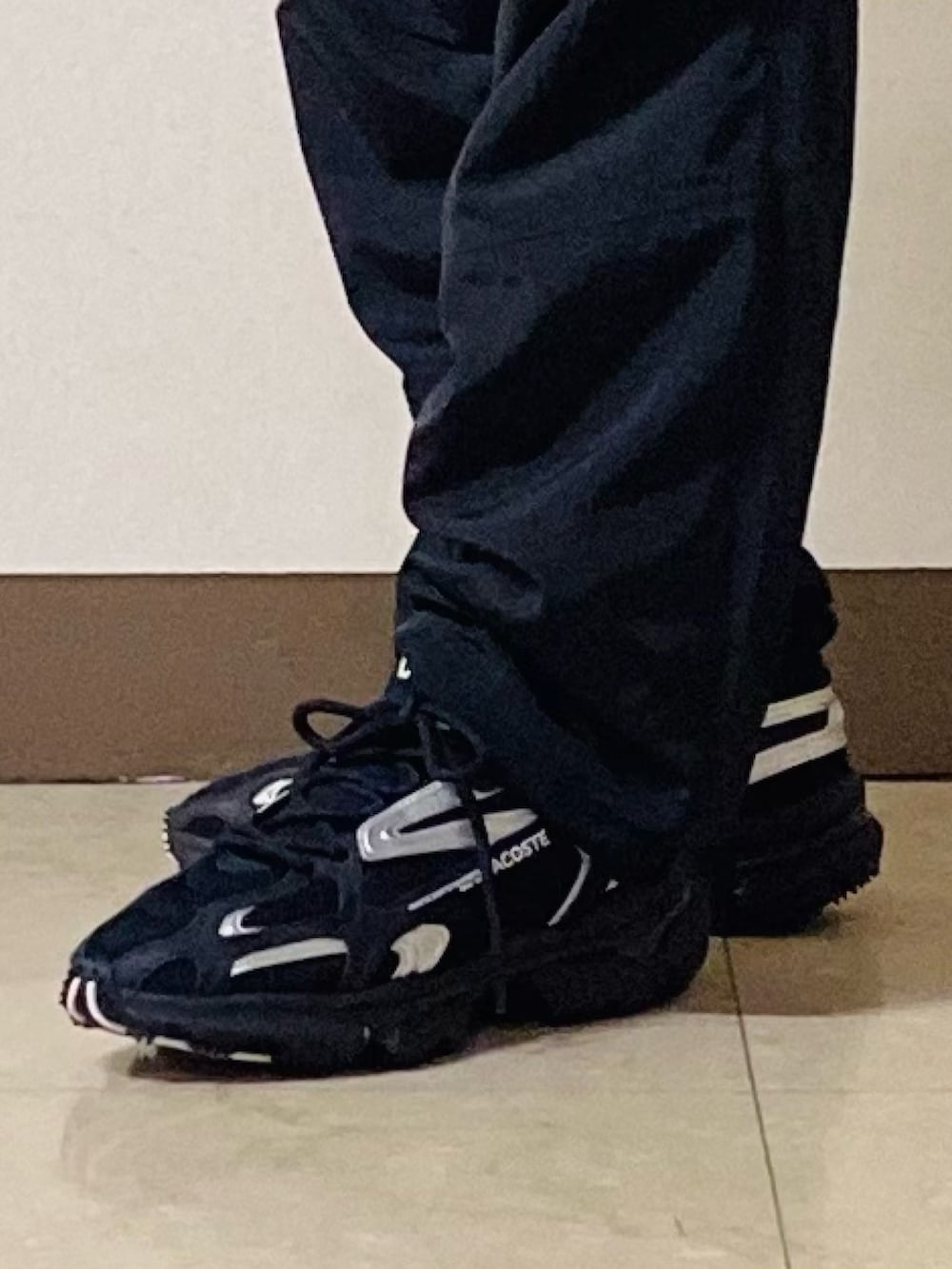 「ラコステ、LACOSTE、ポロシャツ、ワイドパンツ、スニーカー」｜「LACOSTEの配色リブニットインディゴポロシャツ（ポロシャツ、グレー系）」を使った、maaashiiiiiiさん（メンズ・167cm）の夏コーディネートの5枚目の写真