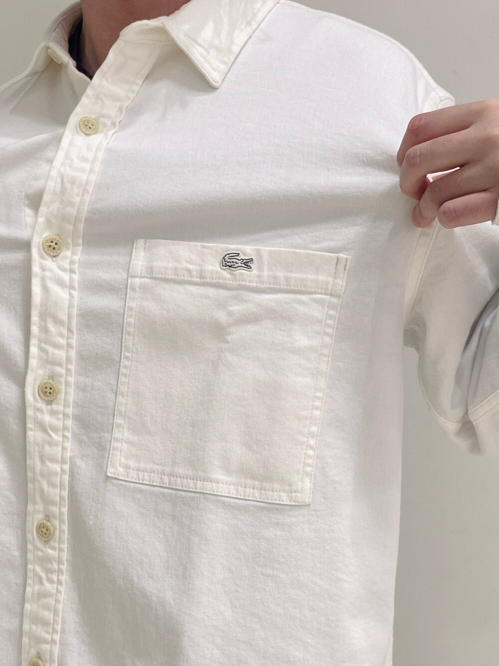 「ラコステ、シャツスタイル、シャツ、ショーツ、ショートパンツ、スニーカー、スニーカーコーデ、バックパック」｜「LACOSTEのストレッチデニムシャツジャケット（シャツ/ブラウス、ホワイト系）」を使った、maaashiiiiiiさん（メンズ・167cm）の夏コーディネートの4枚目の写真