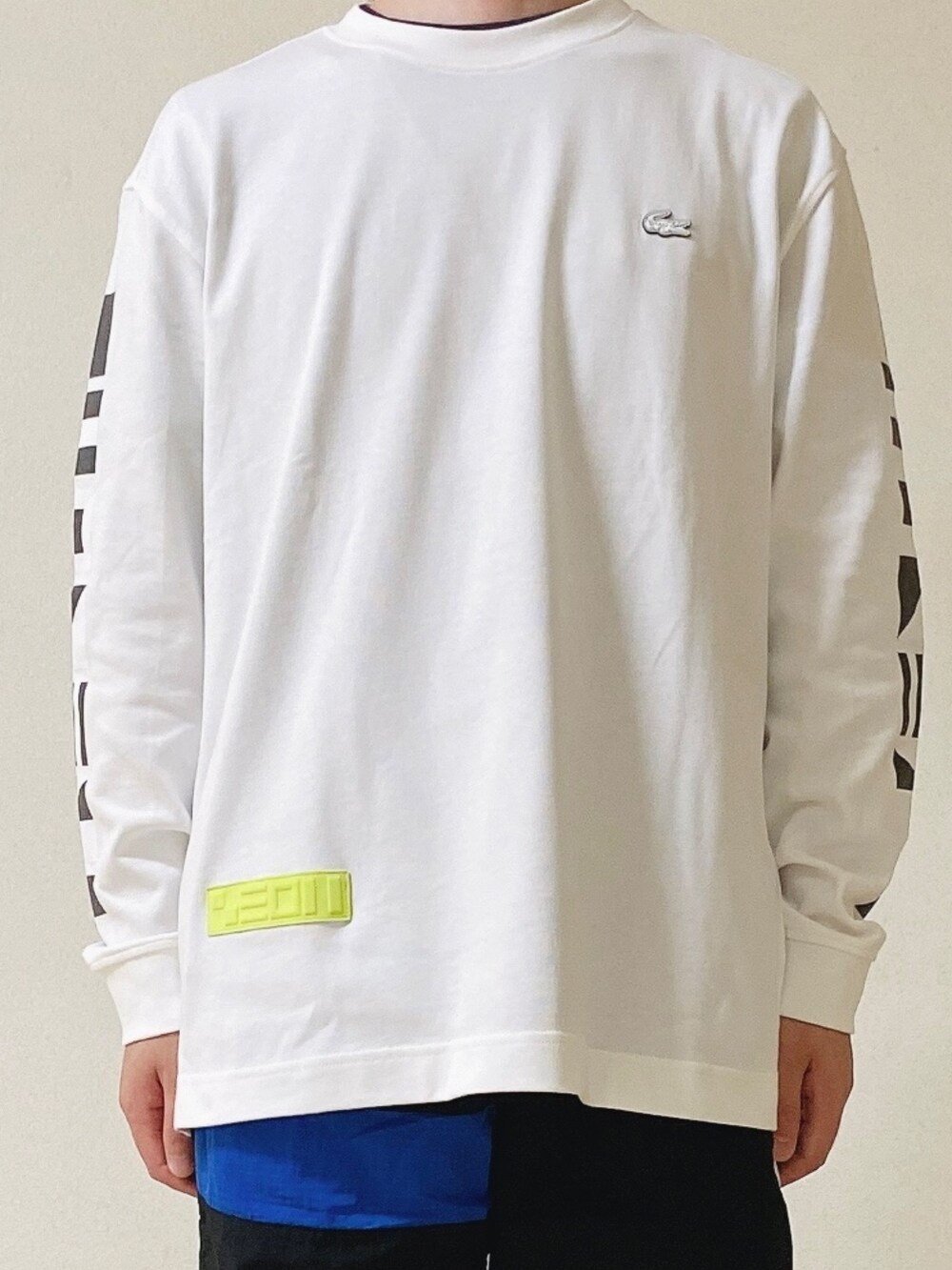 「ロンT、白ロンT、トラックパンツ、スニーカー、黒スニーカー、ショルダーバッグ、ラコステ」｜「LACOSTEのメンズ L003 0722 1（スニーカー、ブラック系）」を使った、maaashiiiiiiさん（メンズ・167cm）の春コーディネートの5枚目の写真