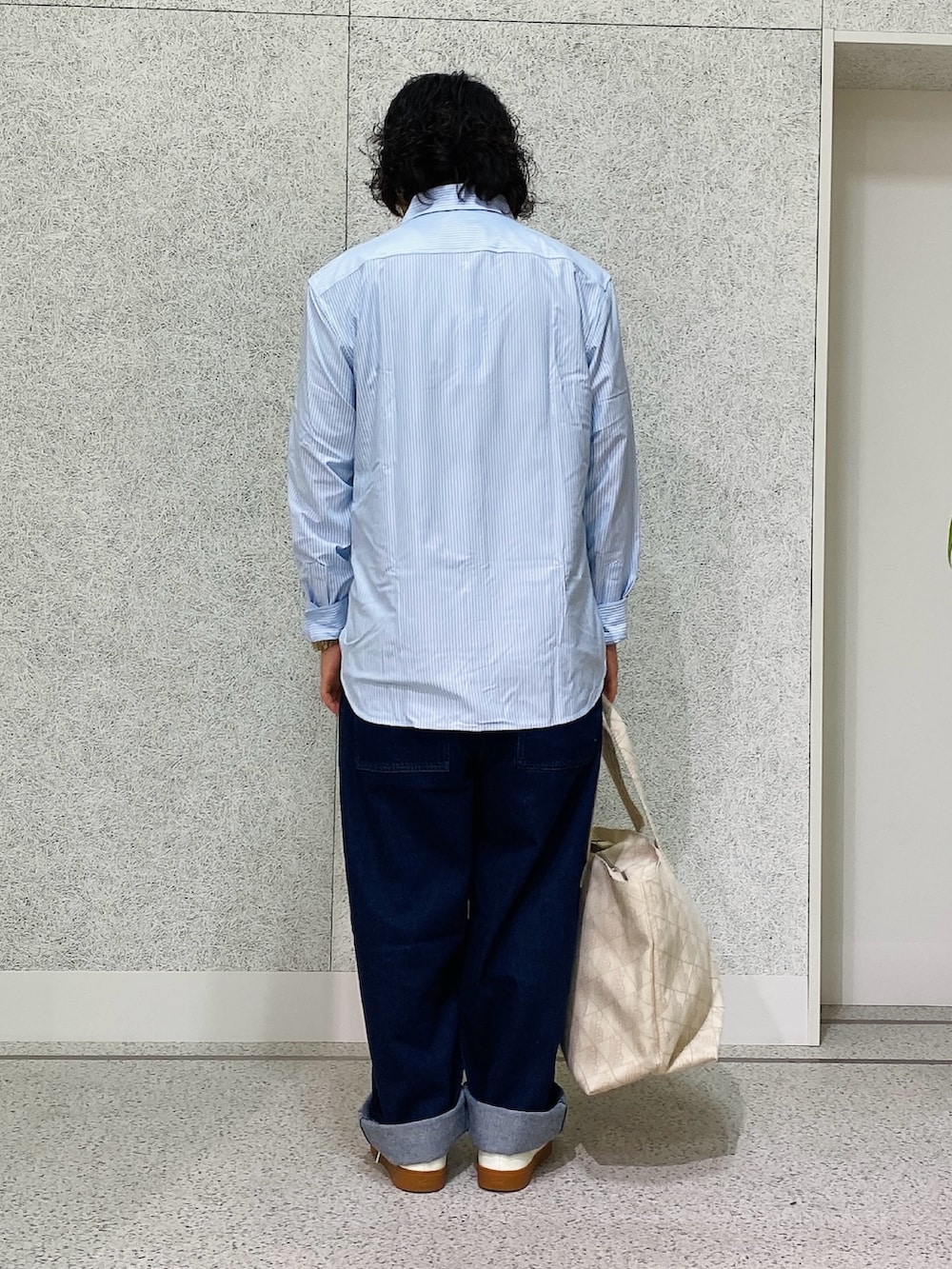 「ラコステ、LACOSTE、ストライプシャツ、デニム、デニムパンツ、トートバッグ、スニーカー」｜「LACOSTEのワイドデニムパンツ（デニムパンツ、ブルー系）」を使った、maaashiiiiiiさん（メンズ・167cm）の夏コーディネートの2枚目の写真