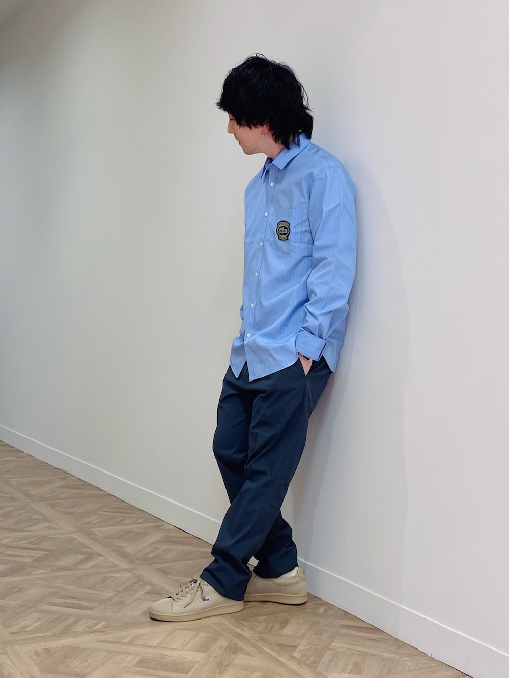 「LACOSTE、ラコステ、ストライプシャツ、スラックス、スニーカー」｜「LACOSTEのメンズ CARNABY PIQUEE 124 1 SMA 鹿の子 スニーカー（スニーカー、ベージュ系）」を使った、maaashiiiiiiさん（メンズ・167cm）の春コーディネートの2枚目の写真